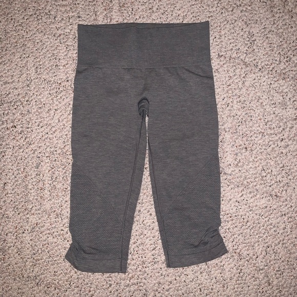 Lululemon Crops - Picture 1 of 4